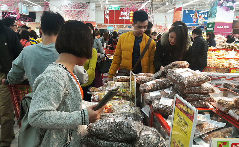 Hoa don sieu thi dai 3 met: Vo chong bo pho sam Tet-Hinh-3