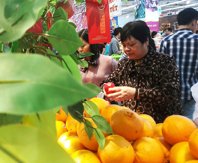 Hoa don sieu thi dai 3 met: Vo chong bo pho sam Tet-Hinh-4