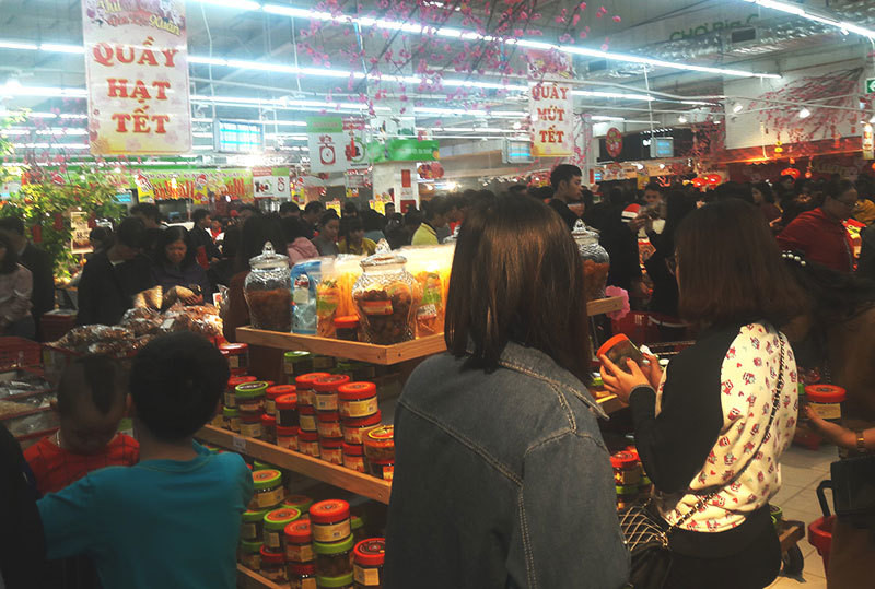 Hoa don sieu thi dai 3 met: Vo chong bo pho sam Tet-Hinh-2