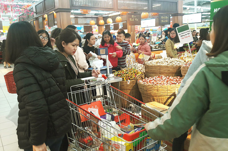 Hoa don sieu thi dai 3 met: Vo chong bo pho sam Tet