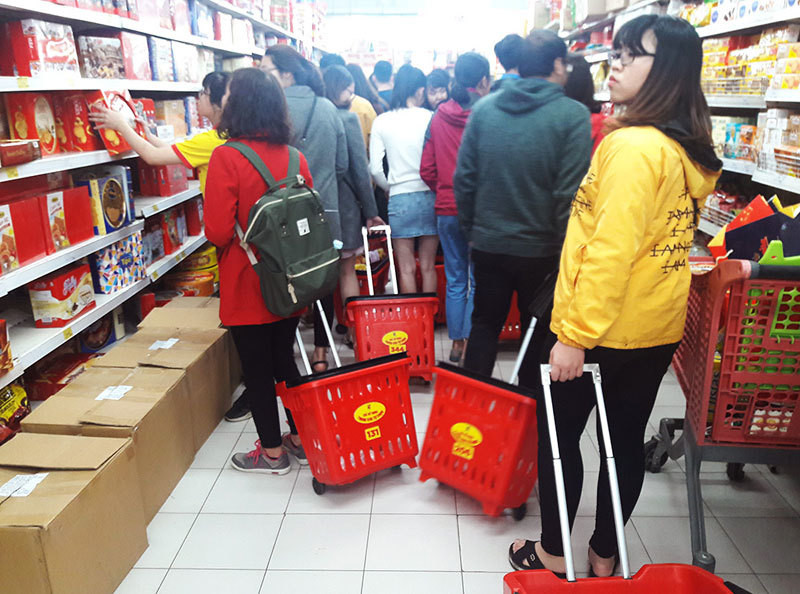 Hoa don sieu thi dai 3 met: Vo chong bo pho sam Tet-Hinh-5