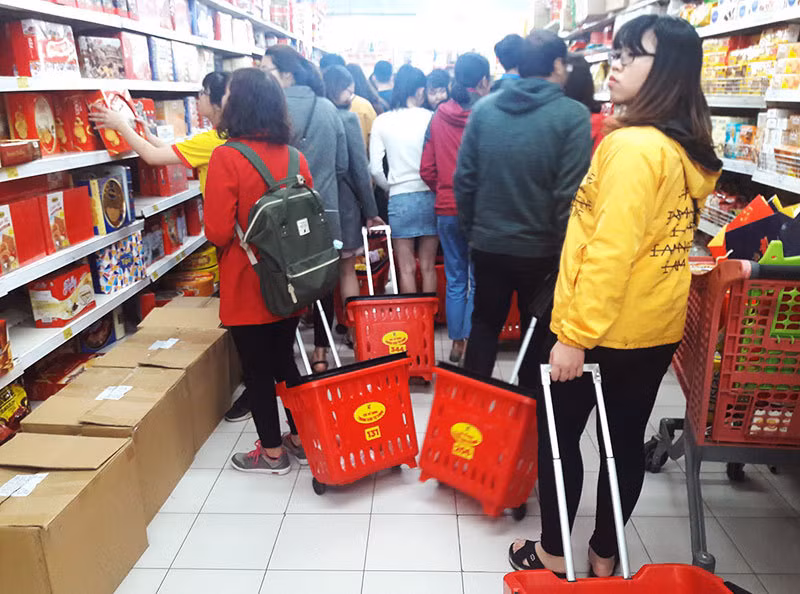 Hoa don sieu thi dai 3 met: Vo chong bo pho sam Tet-Hinh-5