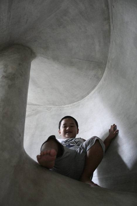 Đường trượt bê tông cũng là cách cậu bé vui chơi sau giờ học tập.