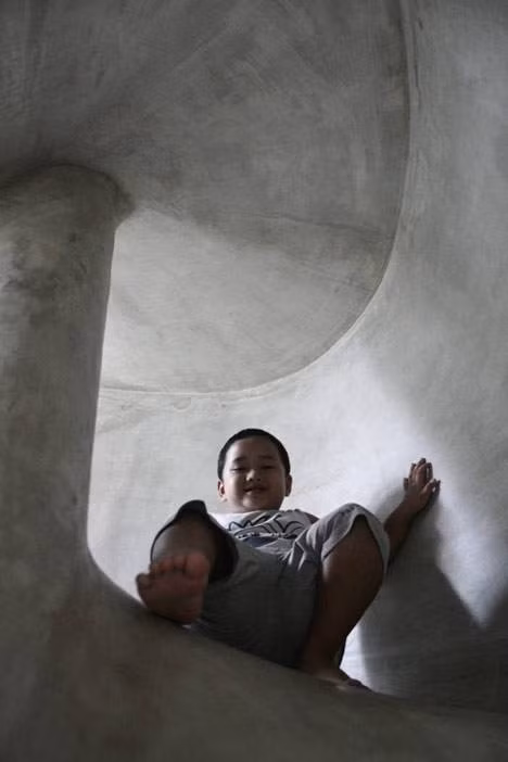 Đường trượt bê tông cũng là cách cậu bé vui chơi sau giờ học tập.