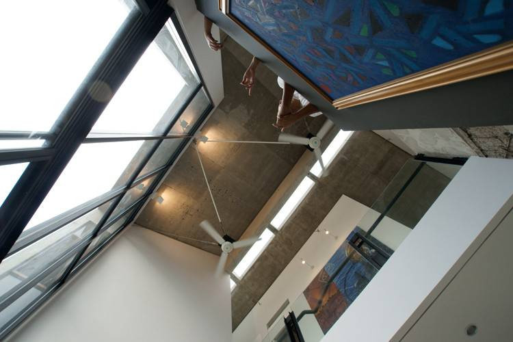 Trần nhà cao giúp ngôi nhà mát mẻ vào mùa hè.