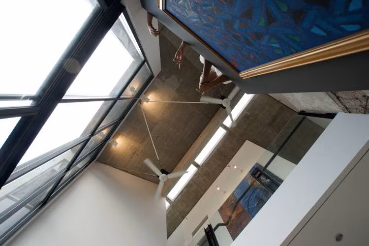 Trần nhà cao giúp ngôi nhà mát mẻ vào mùa hè.