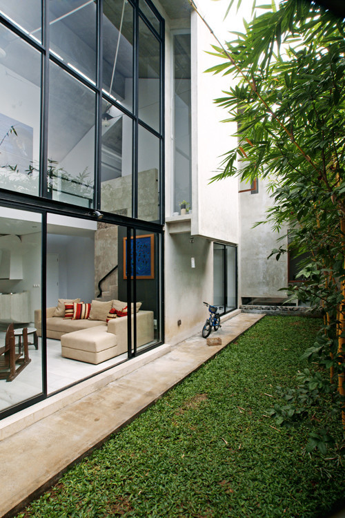 Qua cửa kính, gia chủ có thể ngắm cảnh thiên nhiên xanh mướt từ phòng khách. Nguồn ảnh: Happy Lim.