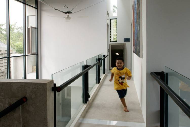 Trong nhà còn có hành lang rộng rãi cho trẻ chạy nhảy thoải mái.