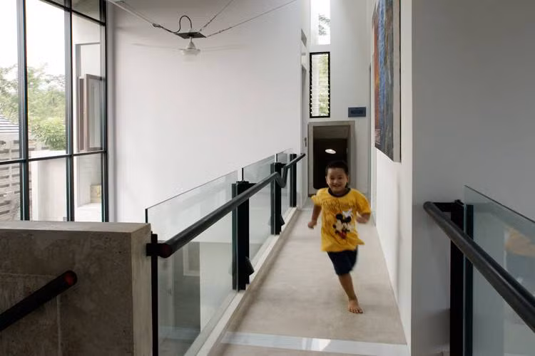 Trong nhà còn có hành lang rộng rãi cho trẻ chạy nhảy thoải mái.