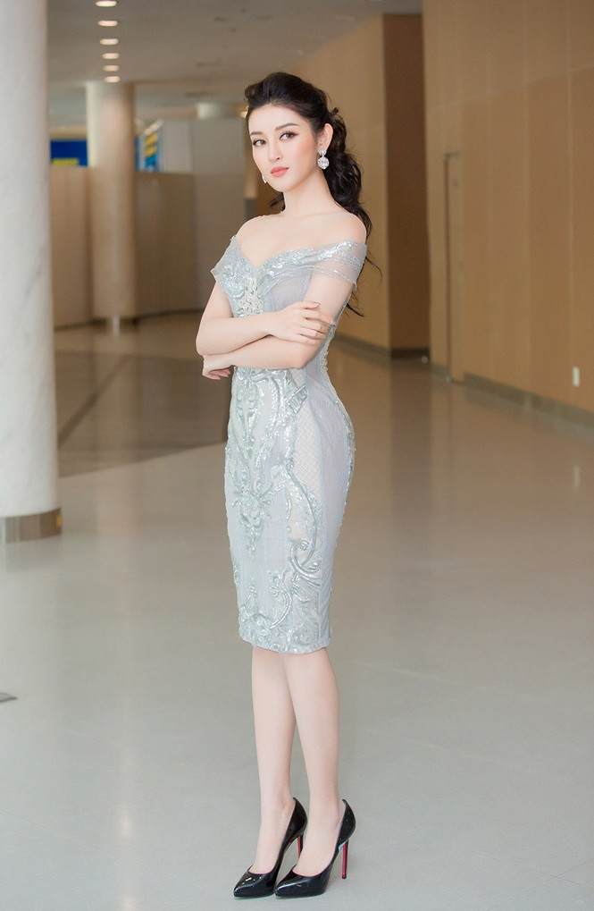 20 tuổi, Á hậu Huyền My đã sở hữu xe tiền tỷ, đồ hiệu cùng rất nhiều bất động sản có giá trị.