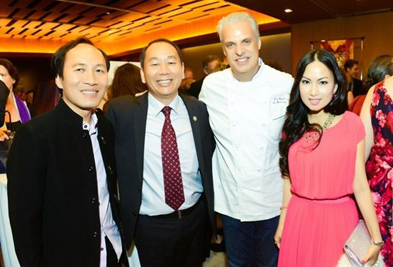 Tỷ phú Chính Chu nắm quyền kiểm soát tập đoàn hóa chất của Đức và tranh quyền kiểm soát tập đoàn máy tính Dell từ giới đầu cơ Mỹ.