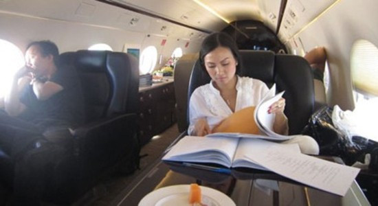 Đặc biệt, gia đình ca sĩ Hà Phương sở hữu phi cơ riêng, có thể di chuyển khi cần ở đường bay gần.