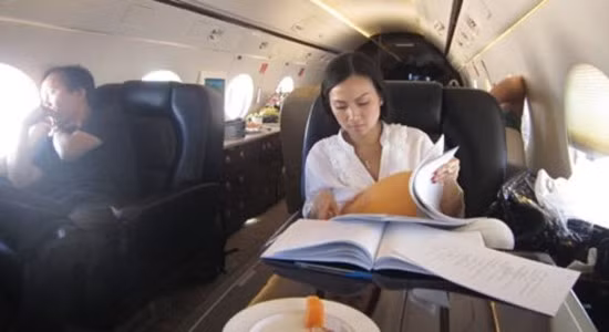 Đặc biệt, gia đình ca sĩ Hà Phương sở hữu phi cơ riêng, có thể di chuyển khi cần ở đường bay gần.