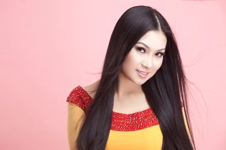 Tháng 4/2019, Hà Phương đã đứng ra tài trợ 100% chi phí đưa thi thể nam diễn viên Anh Vũ về nước.