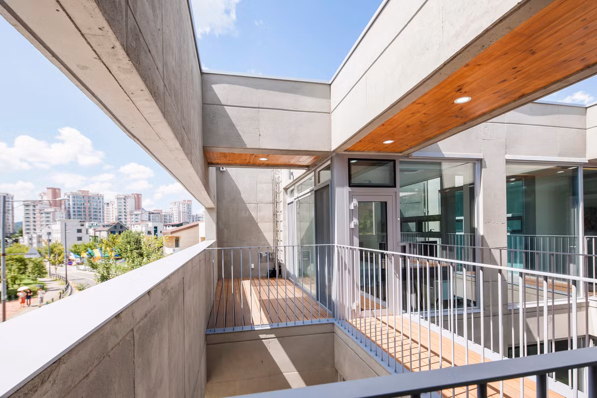 Tuy nhiên, bên trong kiến trúc sư sử dụng giải pháp hành lang bộ có tính liên kết chặt chẽ.