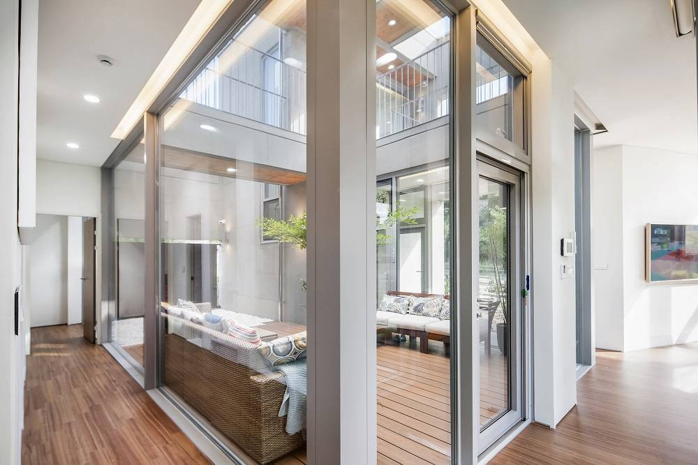 Từ khu vực trung tâm có thể ngắm nhìn toàn cảnh trong và ngoài nhà.