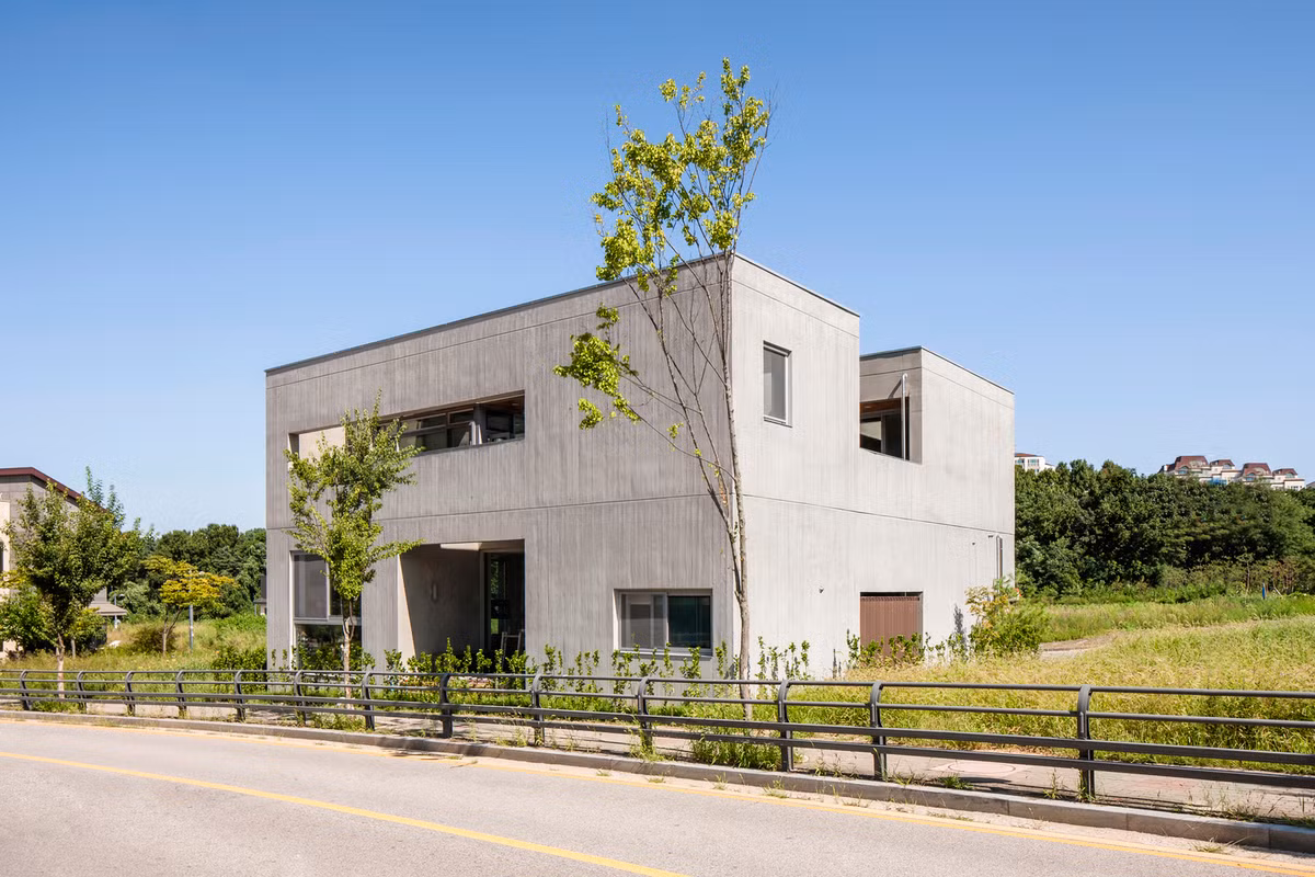 Nhìn bên ngoài, ngôi nhà 2 tầng như một khối kín và bí bách bởi những bức tường bê tông lớn. Nó khiến nhiều người hình dung giống như một khối xếp hình Lego chứ chẳng giống công trình kiến trúc.