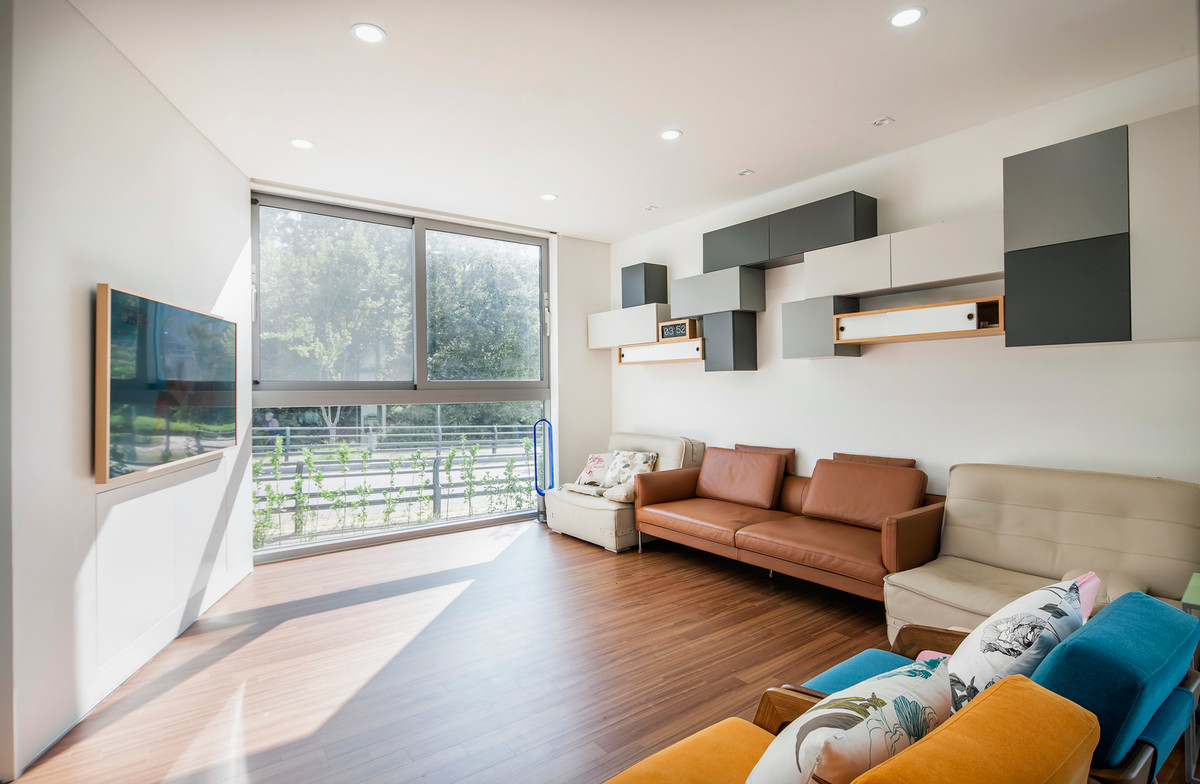 Căn nhà sở hữu không gian trống mở ra các phía và nhiều khoảng hở trên mái nhà.