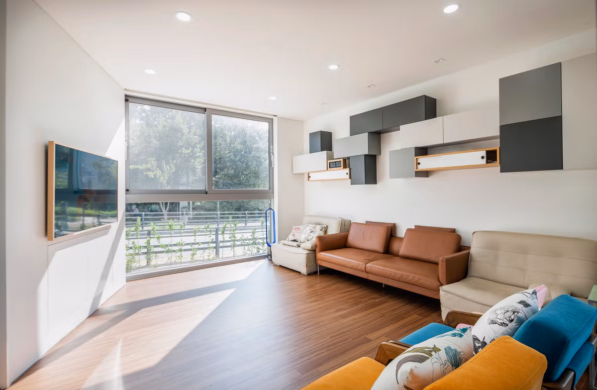 Căn nhà sở hữu không gian trống mở ra các phía và nhiều khoảng hở trên mái nhà.