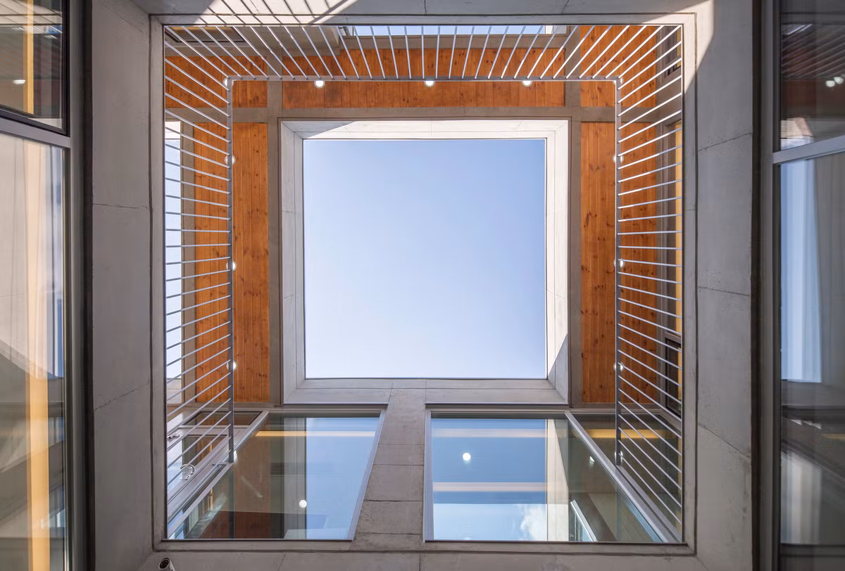 Ý tưởng hình khối xuyên suốt từ cách bài trí không gian đến sử dụng nội thất.