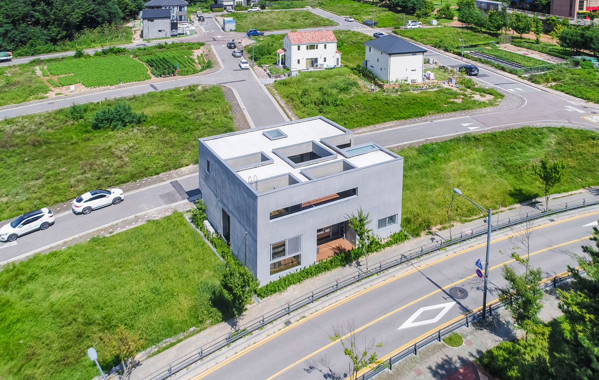 Nằm trên dải đất mới quy hoạch ở Yangju-si (Hàn Quốc), ngôi nhà nổi bật với bố cục như một khối lập phương độc đáo.
