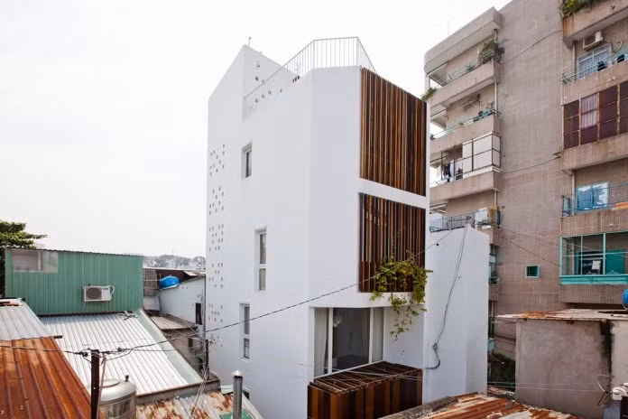 Điểm nhấn của ngôi nhà là mặt tiền được thiết kế gồm 2 lớp: lớp gỗ trang trí bên ngoài, tạo diện mạo độc đáo và lớp kính bên trong chắn bụi, giữ an toàn cho không gian sống. Ảnh: Xaynhasaigon.