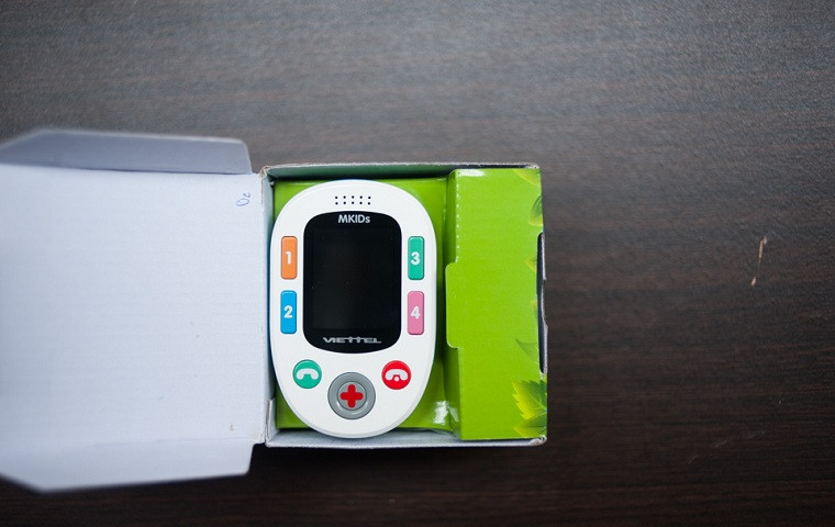 Chiếc điện thoại dành cho trẻ em này cũng được trang bị định vị GPS và kết nối GPRS giúp cho các bậc phụ huynh có thể dễ dàng quản lí trẻ nhỏ.