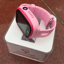 Ngoài ra, đồng hồ có thể được dùng như một chiếc điện thoại di động để bố mẹ có thể gọi hoặc nhắn tin với con.