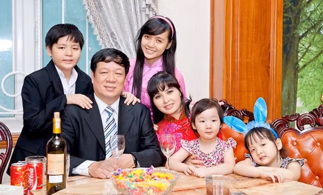 Doanh nhân Ngô Nhật Phương về chung một nhà với nữ ca sĩ Trang Nhung vào năm 1996. Gia đình họ sống trong tòa biệt thự triệu USD ở trung tâm TP HCM. Ảnh: Vietnamnet.