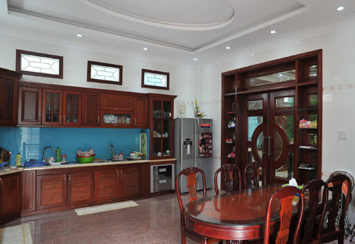 Khu bếp sử dụng nội thất gỗ sang trọng. Ảnh: Infonet.