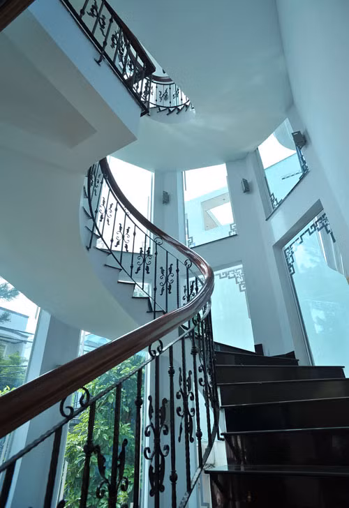 Cầu thang thiết kế thoáng sáng với nhiều ô cửa kính, gần gũi thiên nhiên. Ảnh: Infonet.