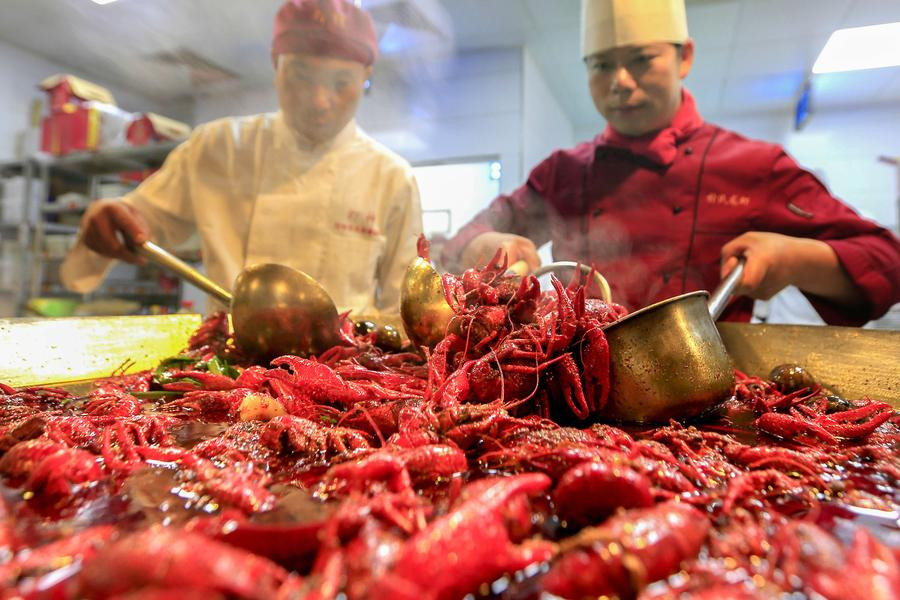 Theo Nikkei, thị trường tôm hùm đất ở Trung Quốc đã tăng gấp đôi trong vòng 5 năm lên 1,1 triệu tấn, trong khi tổng giá trị ngành công nghiệp năm 2018 tăng vọt 80% so với năm trước, lên tới 268,5 tỷ nhân dân tệ (38,6 tỷ USD).