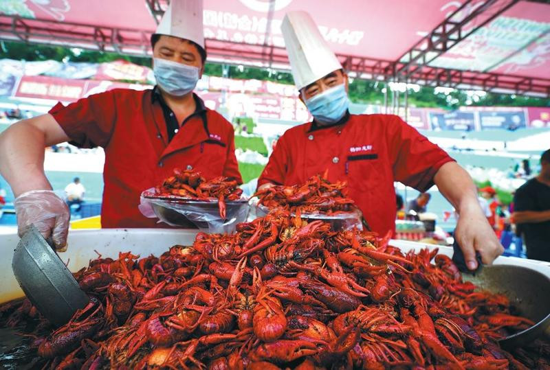 Một đầu bếp chế biến tôm hùm đất có kinh nghiệm 3 năm được trả lương từ 30.000 đến 50.000 NDT/tháng (khoảng 4.460 đến 7.440 USD).