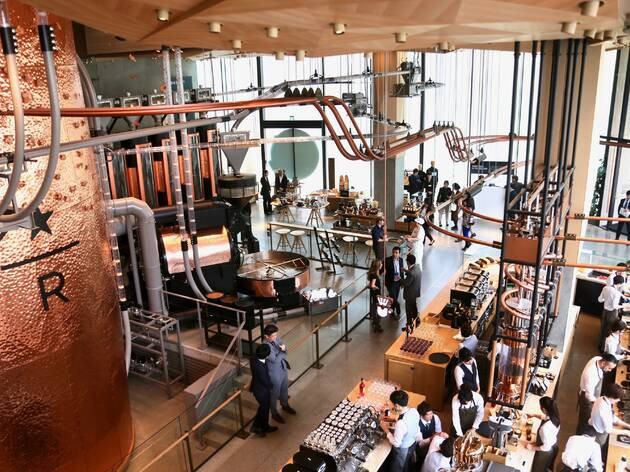 Khách cũng có thể ngắm hoa anh đào nở thông qua hệ thống tường kính trong suốt và nhâm nhi đồ uống trên một ban công ngoài trời.