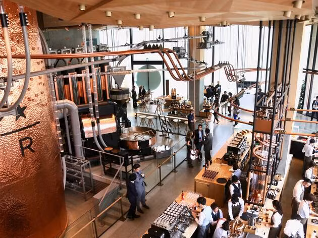 Khách cũng có thể ngắm hoa anh đào nở thông qua hệ thống tường kính trong suốt và nhâm nhi đồ uống trên một ban công ngoài trời.