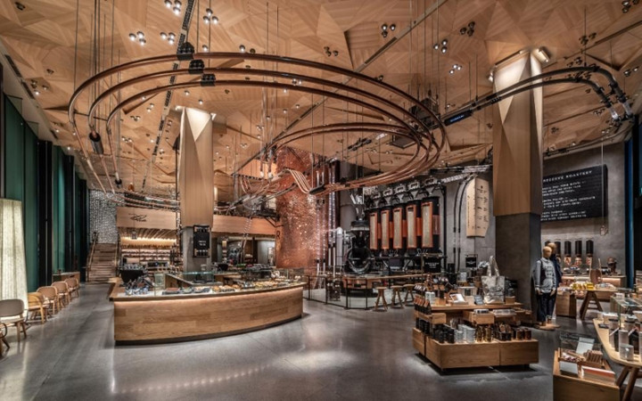 Cửa hàng khiến khách choáng ngợp trước không gian và "cối xay" cà phê khổng lồ.