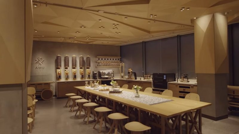 Toàn bộ không gian trong cửa hàng cà phê Starbucks Tokyo mang đậm nét văn hóa Nhật Bản. Nguồn ảnh: CNN, Nextshark.