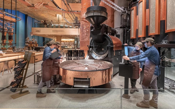 Hệ thống nồi rang cà phê khổng lồ với chiều cao lên đến gần 17 m.