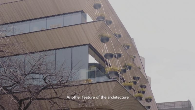 Cửa hàng Starbucks tại Tokyo là một tòa nhà 4 tầng, nằm dọc theo khu phố Nakameguro, ngay cạnh sông Meguro.