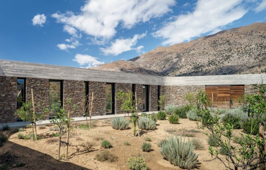 Khu vườn bên trong trồng nhiều cây lấy bóng mát.