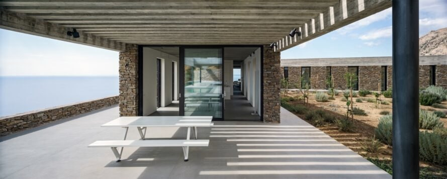 Tường và cột bằng đá như một chi tiết làm nên điểm nhấn độc đáo cho căn nhà. Nguồn ảnh: Inhabitat.