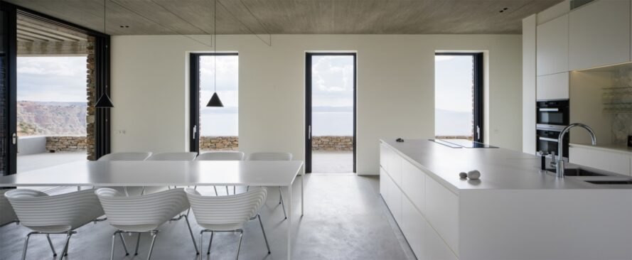 Nhà bếp sử dụng gam màu trắng tạo cảm giác rộng hơn so với thực tế.