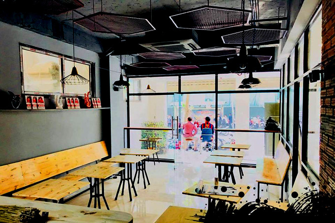 Nội thất chủ yếu bằng gỗ vẫn giữ vững tinh thần “phố núi” của quán cafe ở Gia Lai. Ảnh: Thietkemoon.