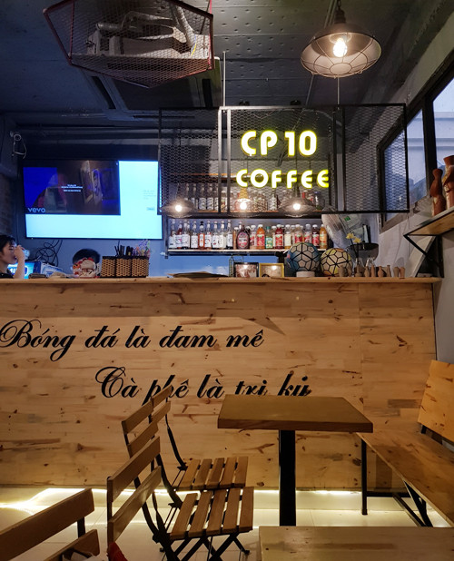 Mặc dù diện tích không rộng nhưng quán được sắp xếp hợp lý tạo không gian cho mọi người theo dõi bóng đá. Bàn ghế gỗ cho không gian thêm ấm cúng và khỏe khoắn. Ảnh: Thietkemoon.