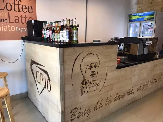 CP 10 Coffee ở Gia Lai của tiền đạo Công Phượng được thiết kế khá mộc với hai tông màu đen - trắng. Ảnh: Cafebiz.