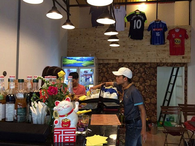 Những chiếc áo đấu của Công Phượng được trưng ra để trang trí. Ảnh: Internet.