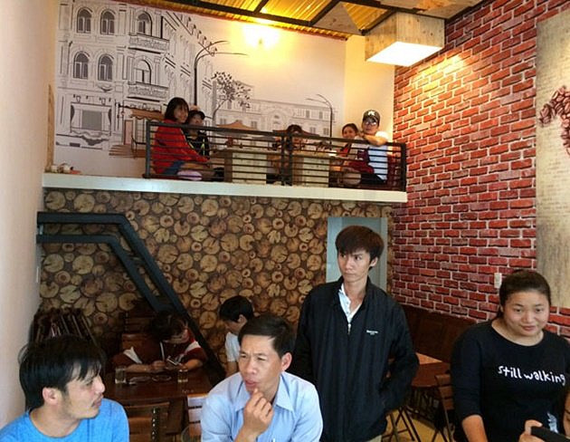 Ngoài phục vụ những ly cà phê cơ bản của Việt Nam, quán của Công Phượng còn có các loại cafe khác ở nước ngoài. Công Phượng cũng trang bị cả máy pha cà phê hiện đại. Ảnh: CP 10.