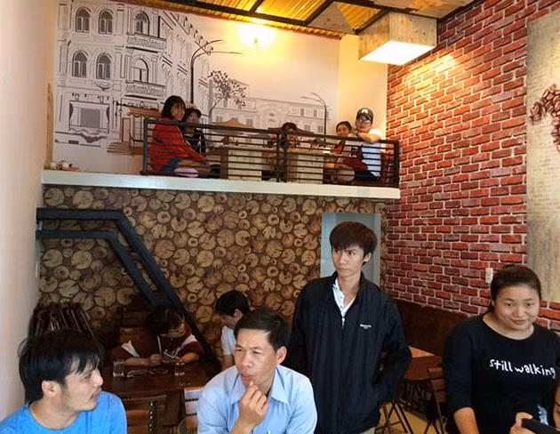 Ngoài phục vụ những ly cà phê cơ bản của Việt Nam, quán của Công Phượng còn có các loại cafe khác ở nước ngoài. Công Phượng cũng trang bị cả máy pha cà phê hiện đại. Ảnh: CP 10.