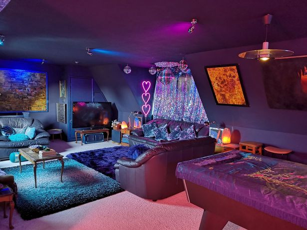 Phòng khách được thiết kế mang đậm phong cách "vũ trụ và không gian".