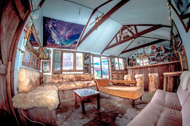 Hầu hết nội thất trong nhà đều được tái chế từ các vật liệu cũ.